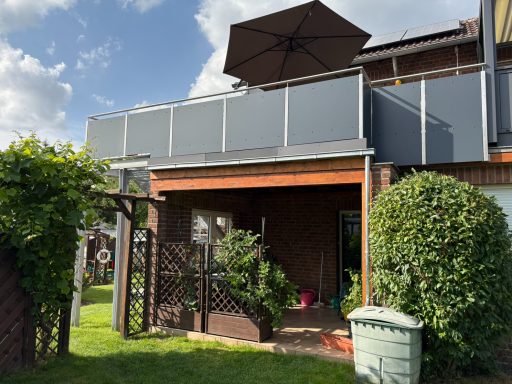 Hochwertiges Edelstahlgeländer aus Vierkantrohren mit HPL-Platten Füllung in RAL 7016