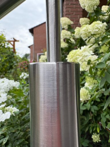 Pfosten eines Edelstahlgeländers komplett eingeschweißt und geschliffen