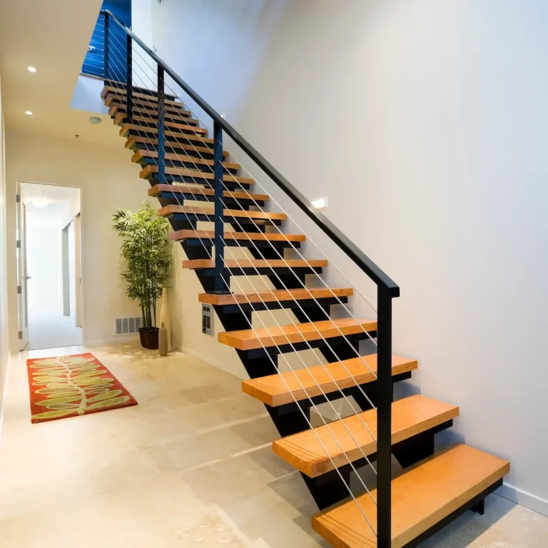 Stahlwangentreppe mit Holzstufen, kombiniert für modernes Wohndesign.