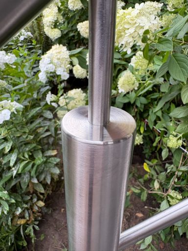 Pfosten eines Edelstahl Relinggeländers und Handlaufhalter