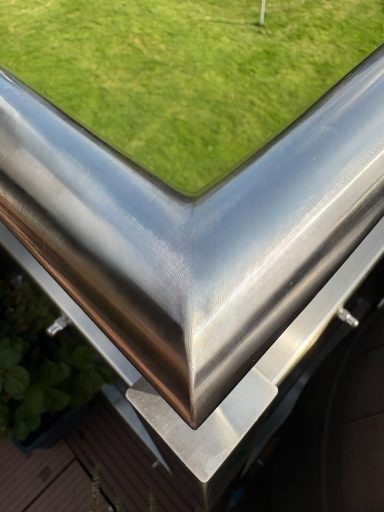 Nahaufnahme einer perfekt eingeschweißten Handlaufecke